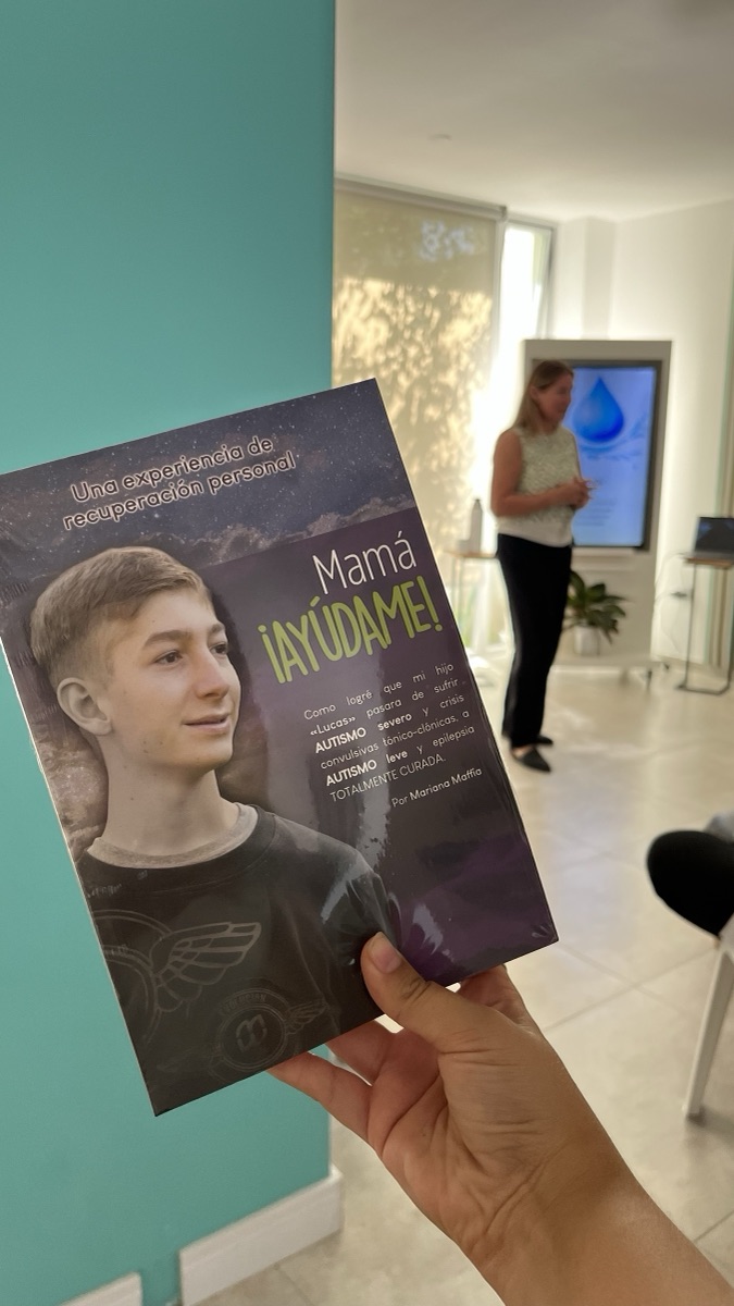 Mariana Maffía en el centro con el libro «Mamá, ¡Ayúdame!»
